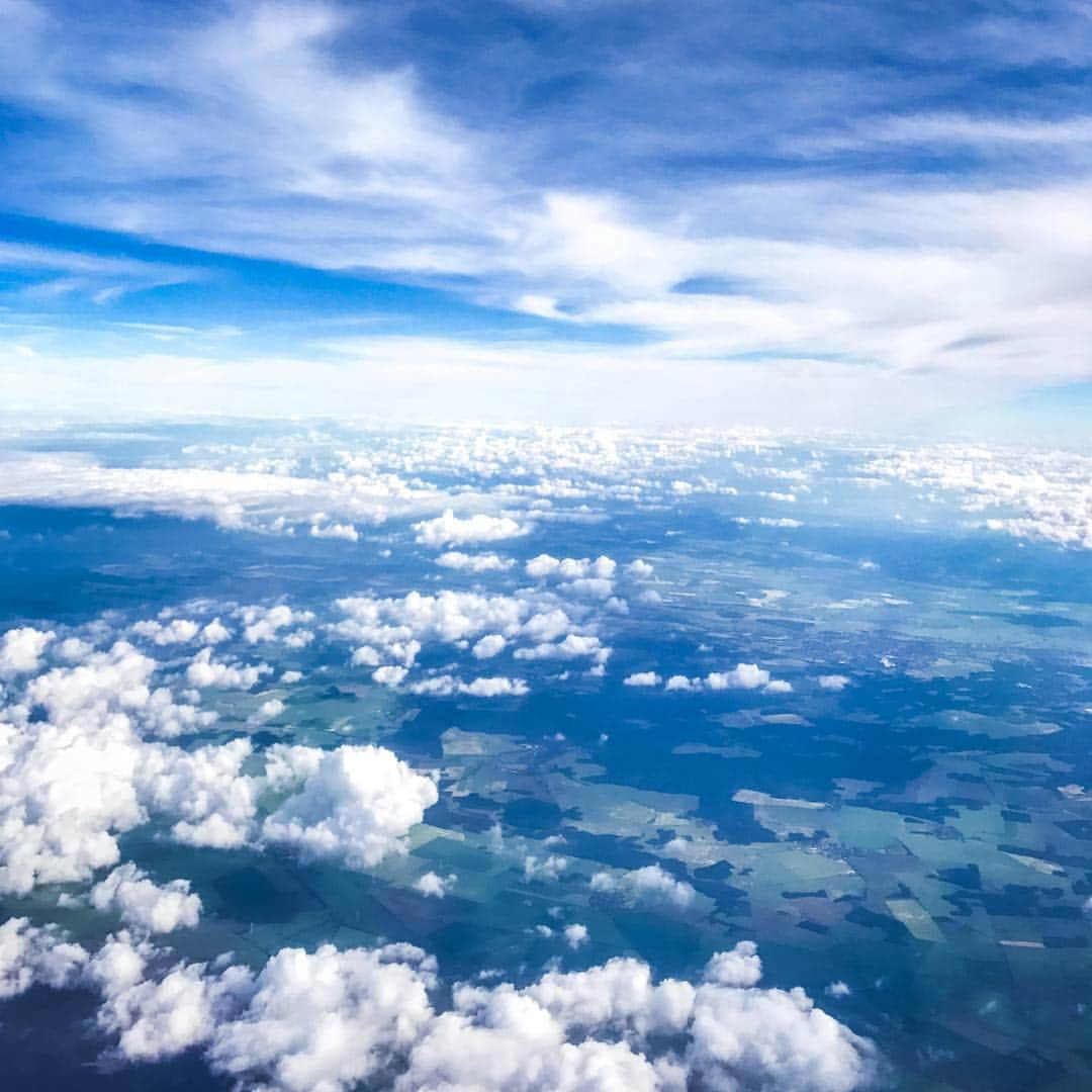 レベッカ・ビュルジェールのインスタグラム：「Je ne me lasse jamais des nuages 🌥 • Ça détend, ça fait rêver et voyager ...💙 ____________________ High in the sky🌥💙」