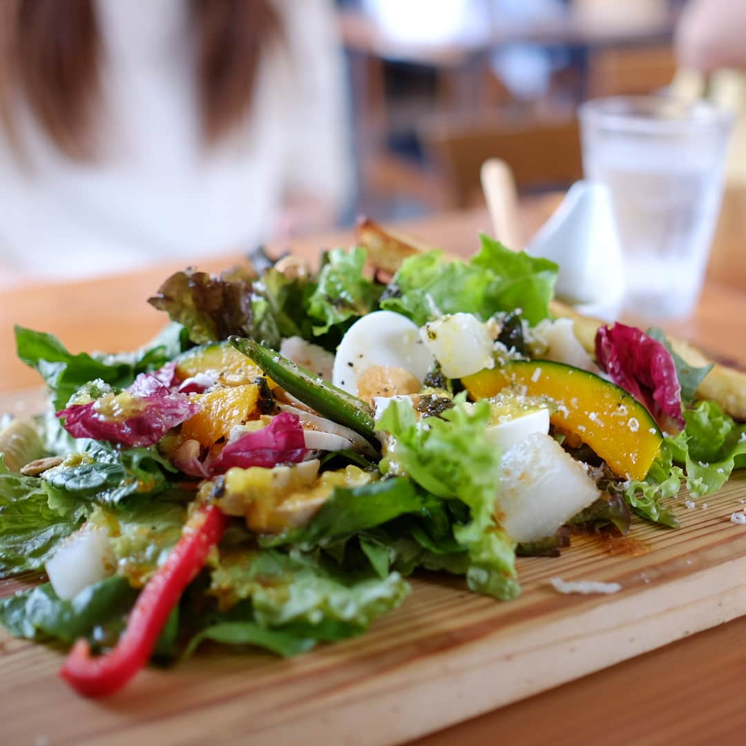 Keikooooooのインスタグラム：「POWER SALAD🥑🍅🥕🥒🍴 . バーニャカウダソース、バケット付き🥖 野菜＋フルーツ＋タンパク質✨ 一皿でボリューム満点😋 野菜🥒、キヌア🌾、チキン🐓、ナッツ🥜、卵🍳 など、15種類ぐらいの野菜がたっぷり！ . #岡山ランチ #岡山カフェ #アリアドネ #パワーサラダ #powersalad #いつかのランチ #しいちゃんの誕生日 #5月25日 #keityめし」