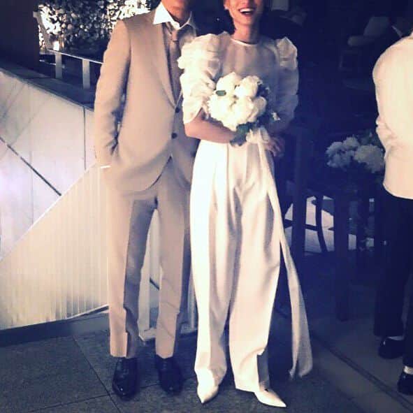 小濱なつきのインスタグラム：「アフターパーティーはガラッと雰囲気を変えてパンツスタイル！🍷 #wedding #afterparty #allwhite #pantsstyle #beige #suit #bouquet #all #celine」