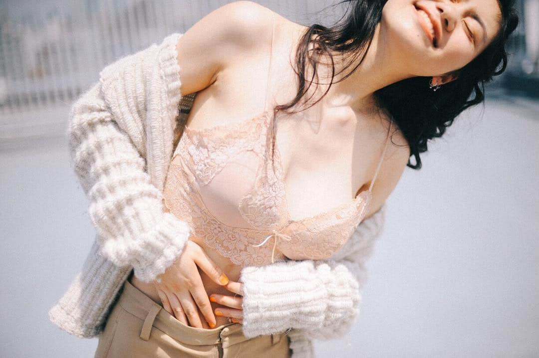 花盛友里のインスタグラム：「梅雨入りってー！！😭 . ラブリーなももかちゃんの写真で元気出そう。。 . Hair and make up by @mira0911 . Model by @momoka_031 . #portrait #japan #japanese #脱いでみた #花盛友里」