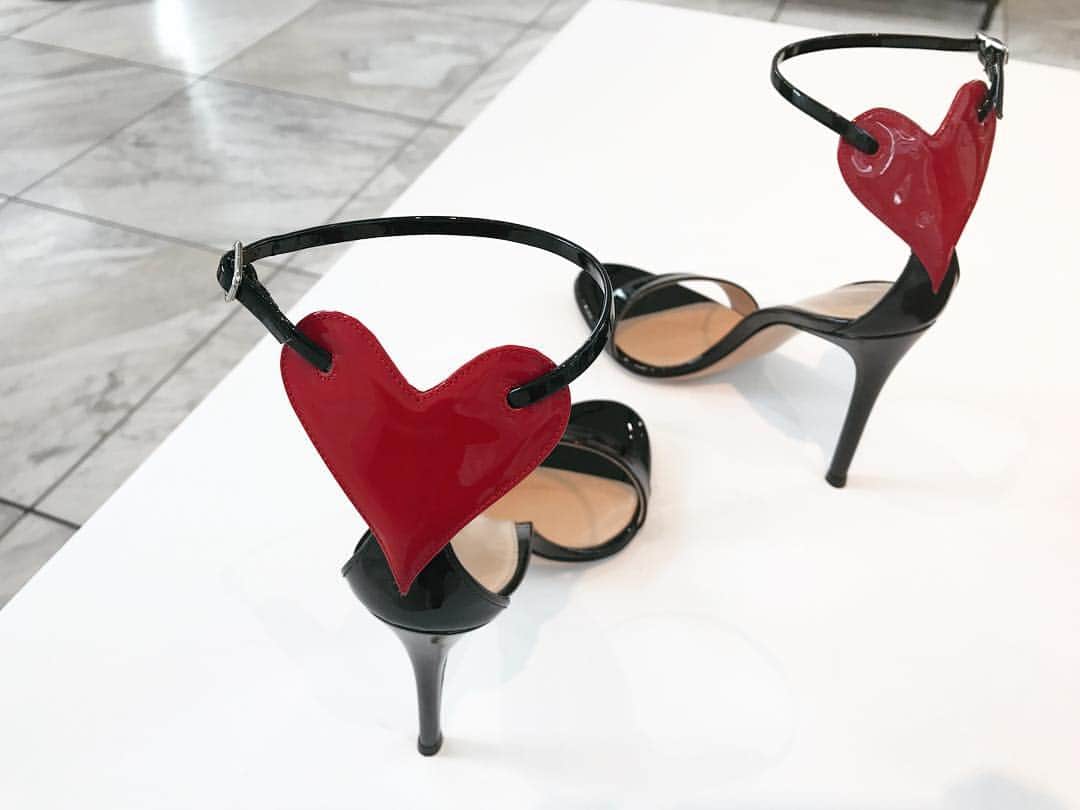 黒澤まさ美さんのインスタグラム写真 - (黒澤まさ美Instagram)「. #aquagirl の#展示会 で出会った#gianvitorossi の#ヒール 。 前から見るとシンプルだけど、かかとには大きな#ハート が♡ こんな#靴 が似合う女性になりたいものです。 . #heels  #heart #cute #❤」6月8日 19時46分 - masami_kurosawa
