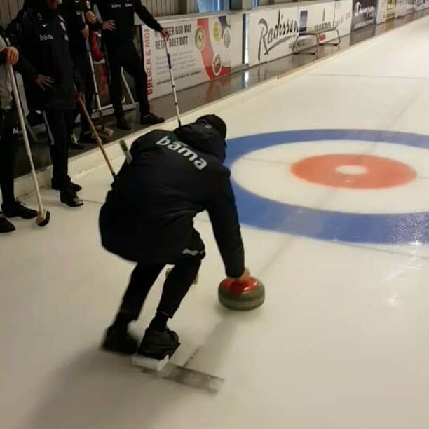 ルネ・ヤーステインのインスタグラム：「Tried curling yesterday, no talent 😂 #curling #norge #samhold」