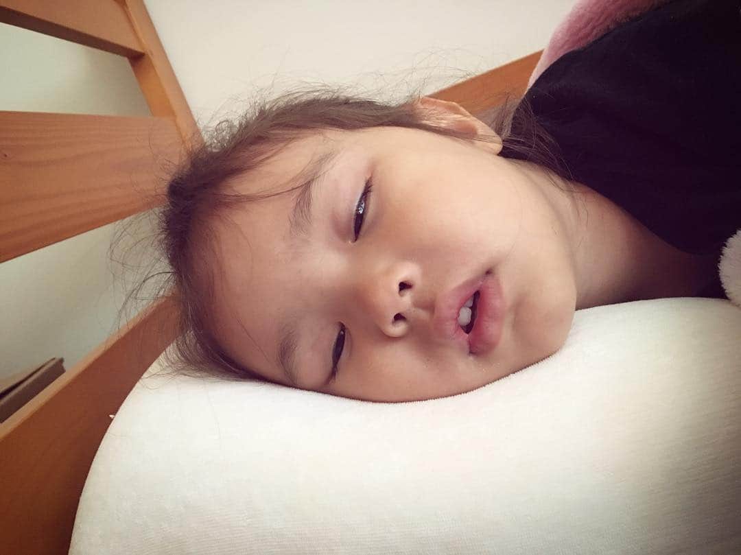 バイリンガル3兄妹さんのインスタグラム写真 - (バイリンガル3兄妹Instagram)「寝顔がブサイクで有名な華だったけど ・ たまに可愛らしい寝顔を載せると「寝顔ブサイクじゃなくなってますね！」とコメントいただいたりしますが ・ 安心してください まだブサイクなことの方が多いですよ！😂 ・ #半目 #寝顔 #ブサイク #ブサ可愛い #親バカ部 #昼寝 #バイリンガル3兄妹」6月8日 14時25分 - yucgram