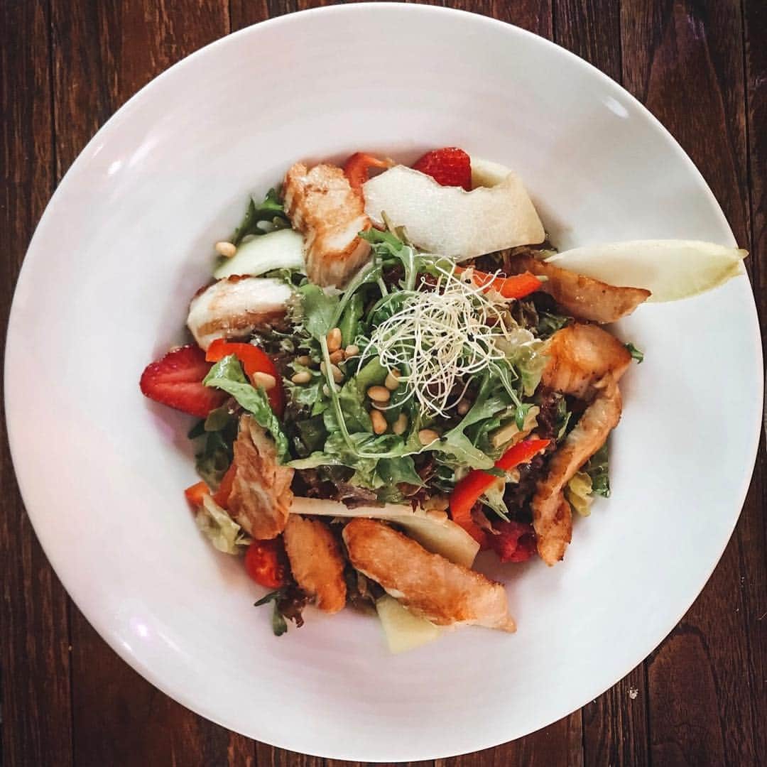 レベッカ・ビュルジェールのインスタグラム：「Simple à faire et efficace : Salade de poulet 🥗🍗 • • Simple to do and effective: chicken salad🥗🍗」