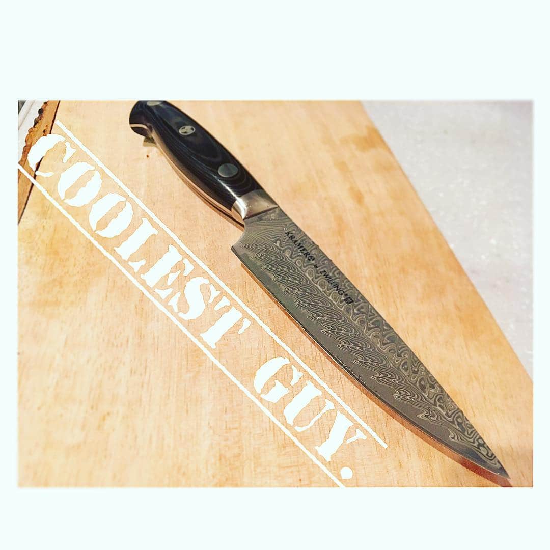 ソニン クッキングさんのインスタグラム写真 - (ソニン クッキングInstagram)「. I got the Coolest Knife which I've been dreaming to have as a present!!✨☺️✨ #BobKramer #Zwilling #Knife #SuperSharp ずっと欲しかったボブクレーマーの包丁をプレゼントで頂きました😳びっくりする切れ味。サクッと切れてくれる。良い包丁って価値観を変えてくれるね！これで切って作った料理が今迄よりも美味しく感じてしまうのも大袈裟ではないはず！ #ボブクレーマー#ツヴィリング #包丁 #最高の切れ味」6月8日 21時52分 - sonim_ckbk
