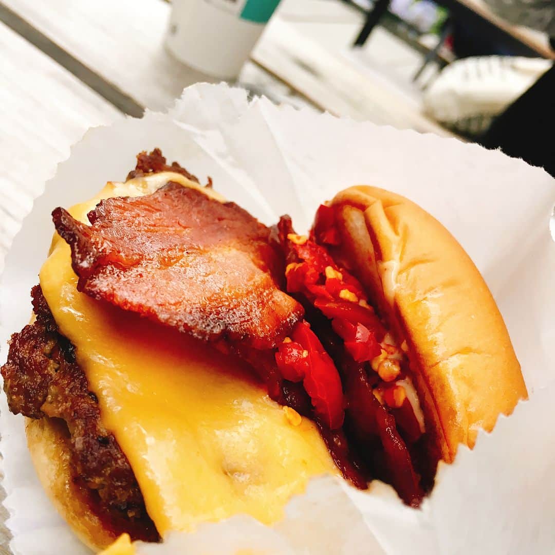 瀧本美織のインスタグラム：「夜待ちの間マネージャーさんとハンバーガー🍔幻想的な夜でした🐶✨」