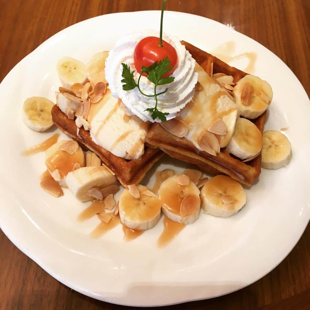 跡部みぅのインスタグラム：「この前千疋屋でバナナワッフル食べたの美味しかったなー😋💕また食べたい🙂あんまりスイーツ食べないんだけどひたすら甘いもの食べたくなる時期ある🤔」