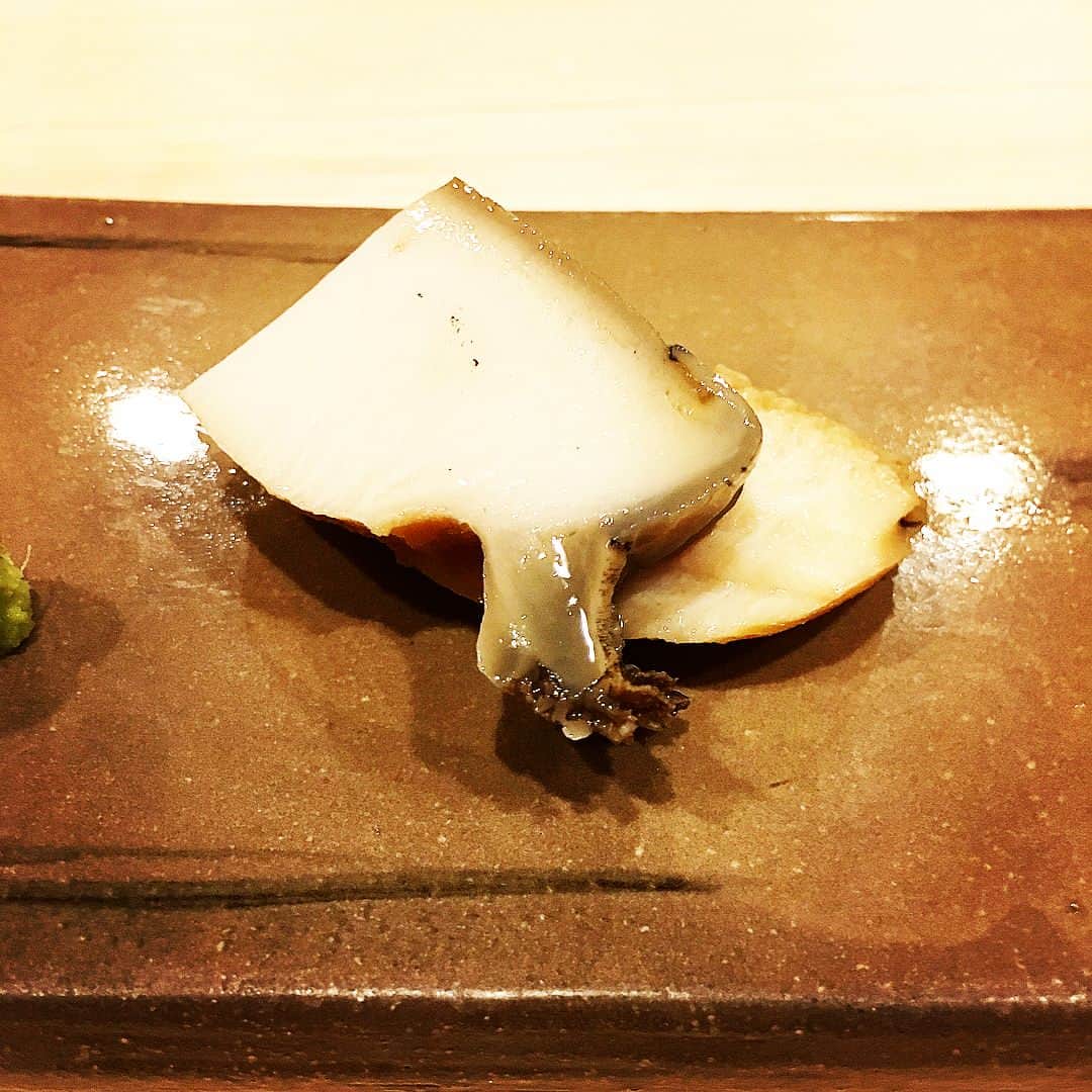 乾雅人のインスタグラム：「鮨 来主(くるす) 事務所至近の寿司店。 西麻布から恵比寿のかなり分かりにくい場所に移転して10ヶ月とのこと。良いご主人、良い魚、良いお店でした。」