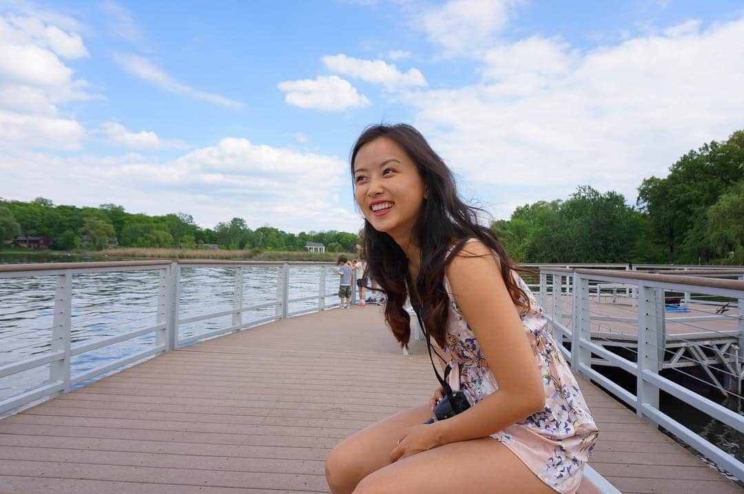 ミン・ユラのインスタグラム：「I haven't been this excited for Friday... Since last Friday ✌️😂 • • •  #almostfriday #nikond3000 #lakelife」