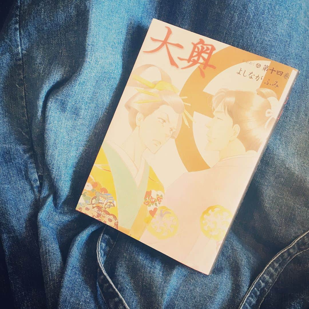 知花くららさんのインスタグラム写真 - (知花くららInstagram)「待合室で 『大奥』読んどる  #大奥#漫画#よしながふみ#japanesemanga #history #楽しすぐる」6月9日 11時19分 - chibanakurara.official