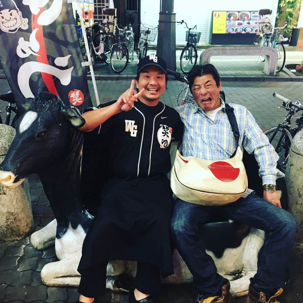 大西宏明のインスタグラム：「大阪松竹座で舞台公演中の近畿大学の大先輩‼️‼️‼️ 赤井英和さんが来てくださいました✨✨ 相変わらずパワフルで いつまでも少年のような楽しい先輩でした😆😆😆 #赤井英和  #銀二貫  #大阪松竹座  #近畿大学  #大先輩  #パチキン  #笑ぎゅう  #焼肉 #焼肉笑ぎゅう  #東心斎橋  #instalike #instafood #instagood #instagram #like4like #japan #osaka #osakagourmet #shinsaibashi #foodie #gourmet #waragyu #wagyu #actor」