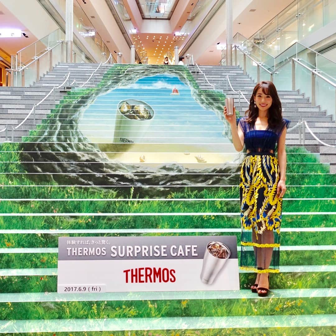 泉里香さんのインスタグラム写真 - (泉里香Instagram)「体験すればきっと驚く、 「THERMOS SurpriseCafe」オープニングイベントに岡田圭右さんと参加させていただきました⭐︎ サーモスの真空断熱タンブラー、保冷性バツグンで氷が溶けにくい！飲み物がキンキンに冷えていても結露なしで、手で持っていても手は冷たくならないんです❣️ わたしもタンブラーを持った時に驚きました‼︎ カフェでは、トロンプルイユというだまし絵も展示されていて楽しめる会場になっているので、 冷たい飲みものを飲みながら写真を撮って SNSにもUPしてみてくださいね😊 ぜひ、サーモスのタンブラーお試しください💕 とっても驚くと思いますよ♡！ #THERMOS#サーモス#タンブラー#表参道ヒルズ#トロンプルイユ#だまし絵 👗dress#threefloor @threefloor」6月9日 13時31分 - rika_izumi_