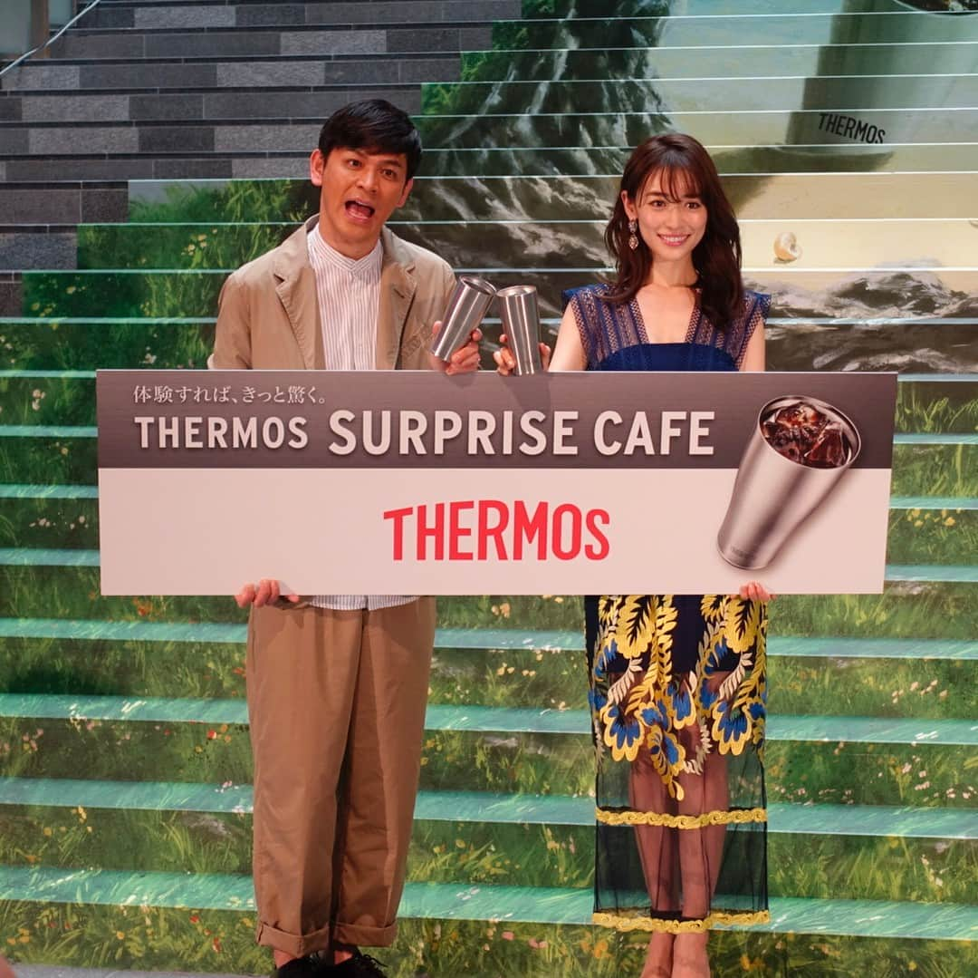 泉里香さんのインスタグラム写真 - (泉里香Instagram)「体験すればきっと驚く、 「THERMOS SurpriseCafe」オープニングイベントに岡田圭右さんと参加させていただきました⭐︎ サーモスの真空断熱タンブラー、保冷性バツグンで氷が溶けにくい！飲み物がキンキンに冷えていても結露なしで、手で持っていても手は冷たくならないんです❣️ わたしもタンブラーを持った時に驚きました‼︎ カフェでは、トロンプルイユというだまし絵も展示されていて楽しめる会場になっているので、 冷たい飲みものを飲みながら写真を撮って SNSにもUPしてみてくださいね😊 ぜひ、サーモスのタンブラーお試しください💕 とっても驚くと思いますよ♡！ #THERMOS#サーモス#タンブラー#表参道ヒルズ#トロンプルイユ#だまし絵 👗dress#threefloor @threefloor」6月9日 13時31分 - rika_izumi_