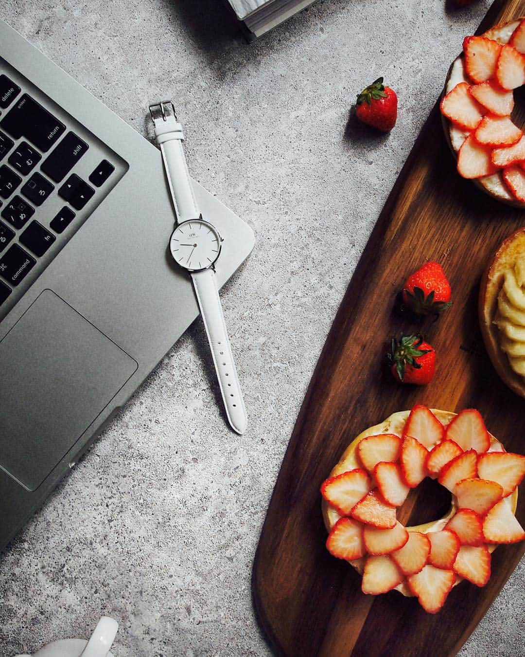 r i n aさんのインスタグラム写真 - (r i n aInstagram)「Strawberry season is coming to an end. My morning delight in last minutes!🍓 . . . いちごの季節が終わりに近づくと共に梅雨入り。 出勤途中に咲いている紫陽花の成長を見るのが少し楽しみとゆうおばーちゃんな趣味のわたしですが👵🏻真っ白で爽やかな腕時計が届きました。 . . . 32mm classic petiteシリーズ初のホワイトレザーベルトの腕時計をDanielwellington様よりご提供いただきました。 ただいま期間限定キャンペーン中！  6月6日-18日まで、公式ホームページwww.danielwellington.com/jpにてご注文の際、 . . ☝︎36㎜以上の腕時計を購入で、もう一つ無料の交換ストラップをプレゼント ☝︎限定ラッピング無料 ☝︎15％OFFクーポンコードpinorと併用可能 ☝︎このクーポンコードは7/31まで有効 . . . #DW#danielwellington#danielwellingtonwatches#classicpetite#ファッション#foodie#flatlays#f52grams#foodvsco#foodstagram#thefeedfeed#tv_stilllife#thatsdarling#theauthenticfeeling#w7style#morningslikethese#gloobyfood#gatheringslikethese#delistagrammer#onthetableproject#onthetable#cookingram#opensandwiches#kurashirufood#オープンサンド#うちカフェ#おうちカフェ」6月9日 13時53分 - ___pinor