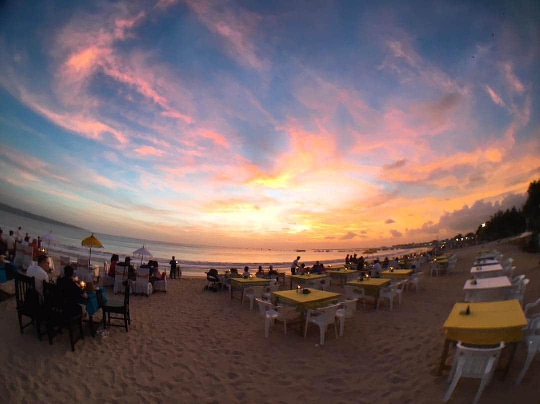 峯村優衣のインスタグラム：「sunset☀️💏🏜写真うますぎ 😂 #bali#balitrip  #dinner #峯村優衣」