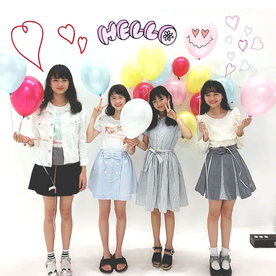 ニコ☆プチのインスタグラム：「編集部は6/22発売のニコ☆プチ8月号に向けて頑張っていまーす！ 8月号撮影時のプチモの私服を見せちゃおっかなー♡ この日はみーんなスカートでキメっ✨ #ニコプチ #プチモ #プチモの私服 #安村真奈 #町田恵里那 #田中杏奈 #林芽亜里」