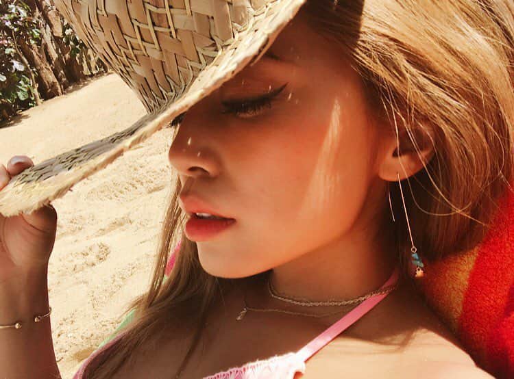 峯村優衣のインスタグラム：「#dreambeach まじで最高だった💗載せたい写真があり過ぎる😚お気に入りのピアスは #enjoueel 🏝turquoise×シェルがたまんない✌🏻 #峯村優衣 #bali  #lenbongan #mushroombeach #balitrip」