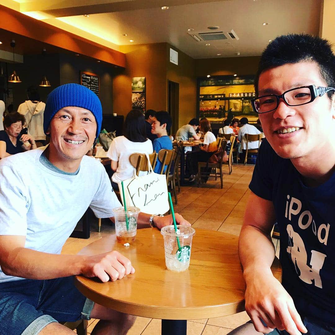 青木真也のインスタグラム：「サッカーコーチの檜垣さん。定期的に情報交換。今日は多くのものは幻想だという話を繰り広げました。この方も多動です。#多動力#スタバ#豊島園#サッカー#格闘技#意識高い」