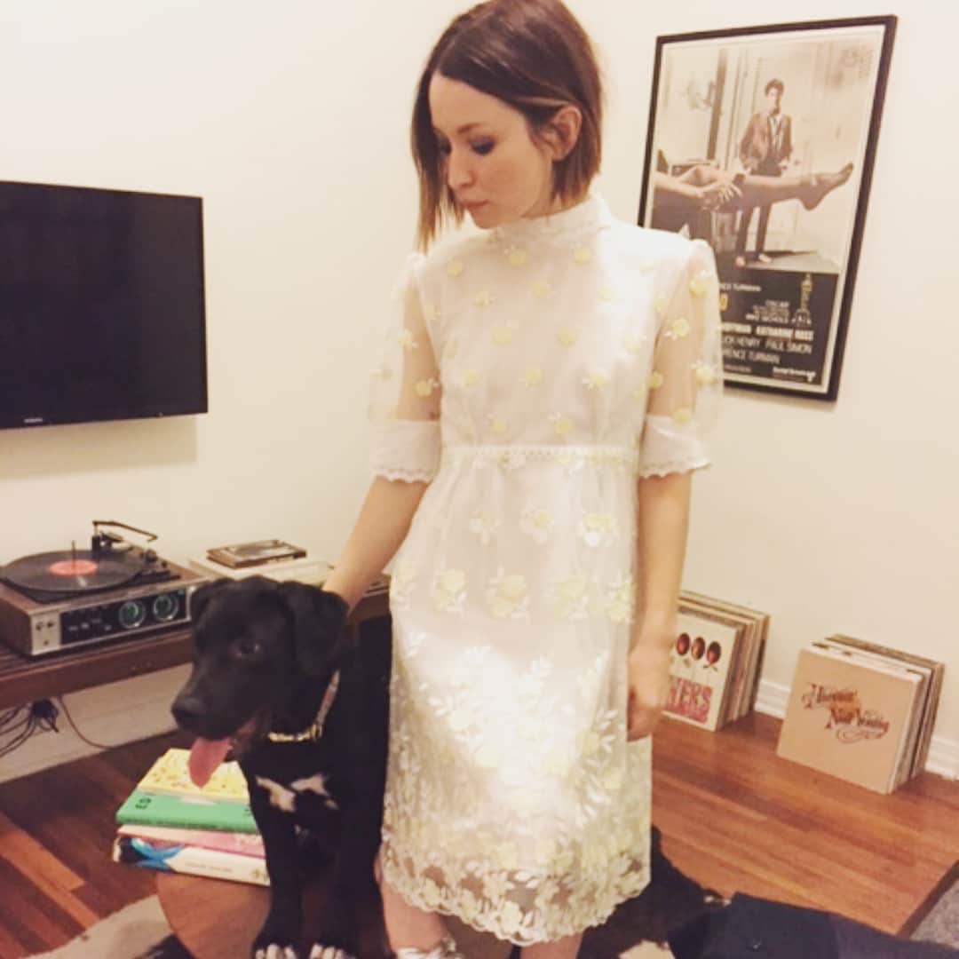 エミリー・ブラウニングのインスタグラム：「Puppy glamour shots with Trouble, post @sagaftrafound panel... and pre having my head/face slobbered all over 💖🐶💖」