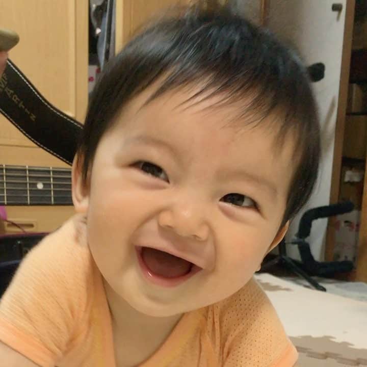 橋田昌実のインスタグラム：「生後305日  10ヶ月になりました♡ .  あっかんべー😜ってやってたら真似してずっと舌出してる人😇♥️ .  ギター弾く手が止まったらもっと弾けー！といっちょ前にアンコール😇♥️ . #ママ #パパ #男の子 #赤ちゃん #生後10ヶ月 #夏生まれ #赤ちゃんのいる生活 #笑顔 #成長記録 #ママリ #ママリムービー #ユニクロベビー #ギター #あっかんべー #😜 #😍 #😇 #❤️」