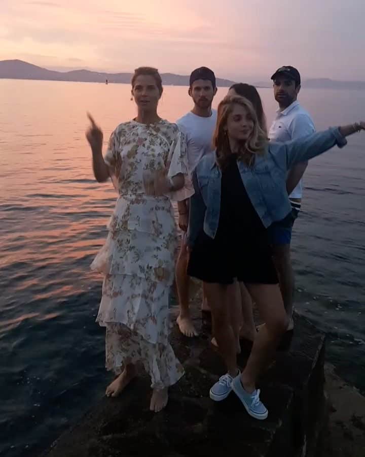 アリス・アイザズのインスタグラム：「Un très bel avant goût de vacances 💕 @sosolrp @popcatala @synapson @benoith @amauryjj」