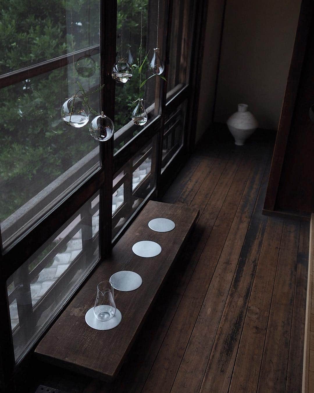 Tomohide Furuyaさんのインスタグラム写真 - (Tomohide FuruyaInstagram)「”抜け出しTime” . . 少し抜け出して… . アナログライフさんの展示を。 . 今日から始まった ”kanehen × 木下 宝 展” . ガラスと金属 涼しげでいい展示でした。 . . #analoguelife #kanehen #木下宝 #nagoya #japan #暮らし #life #道具 #tools」6月10日 18時16分 - ikko_tasworksinc