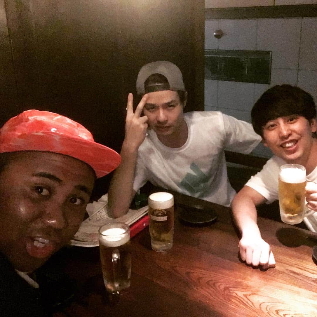アントニーのインスタグラム：「板橋から渋谷  #板橋から渋谷 #ボードブリッジからshibuya #昔は3人とも板橋住みでしたが今は全員渋谷 #アントニー #デニス松下 #ニューヨーク屋敷 #土間土間からテラスのある居酒屋 #ほんの少しだけ進歩した #昔はハイボール1杯50円の店で毎日飲んでた #850円でベロベロになったの覚えてる」