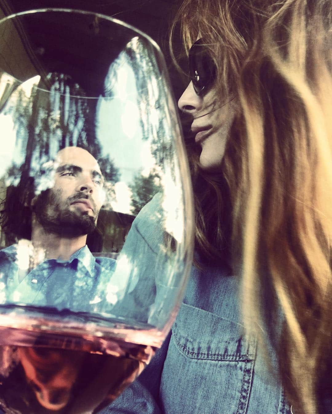 エレナ・サチンのインスタグラム：「Happy National Rosé Day」