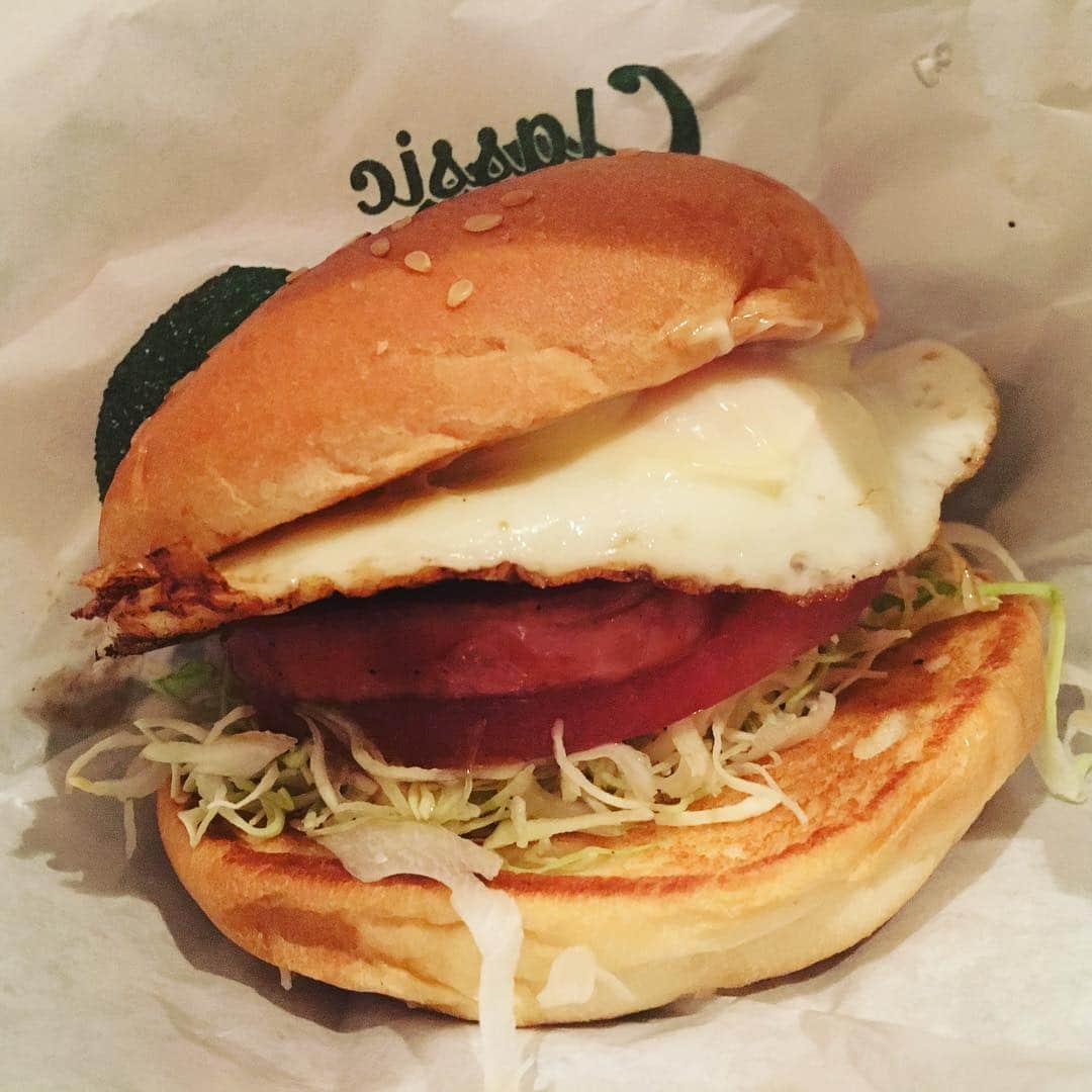 井上聡のインスタグラム：「フレッシュネスバーガー のスパムバーガー（9点  10点満点）  おそらく遠い将来、筆者も結婚して娘を授かり成長を見守っていくわけだが、その娘から「ねぇねぇパパ、私とスパムバーガーどっちが好き！？」と聞かれてもしっかりとまっすぐ目を見て「スパムバーガーだ」と胸を張って答えるだろう。おじいちゃんおばあちゃんが病院に行くぐらいの頻度で筆者は食べているが一向に飽きる気がしない。けっこうなボリュームだが中の甘めのソースが核となっていてこれが飽きさせない決め手となっているのだろう。非の打ち所がない完璧な商品なのだが一つ苦言を呈すなら、目玉焼きの黄身が毎回端っこにいるので幸せを感じるひと口目の効果が半減してしまうのは非常に残念で×  あとスパムが小さくそして四角いので指でスパムの向きを調整して食べるのがめんどくさいので×  あと注文してから作り出すので出来上がる頃もういらなくなっている点も× 「苦言を一つ」と言っておきながら3つも言っている自分に×  なので総合で×」