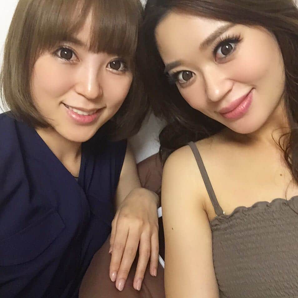 のインスタグラム：「明後日までお姉ちゃんin名古屋👭✨ 大きくなったお腹を見にきてくれたよ🐣🚅 っていうかこの写真、私の方が絶対歳上に見えない？🤔笑 #sister#family#happy#love#Tokyo#Nagoya#makeup#hair#仲良し#姉妹#家族#東京#名古屋#ファッション#メイク#マタニティ#プレママ」