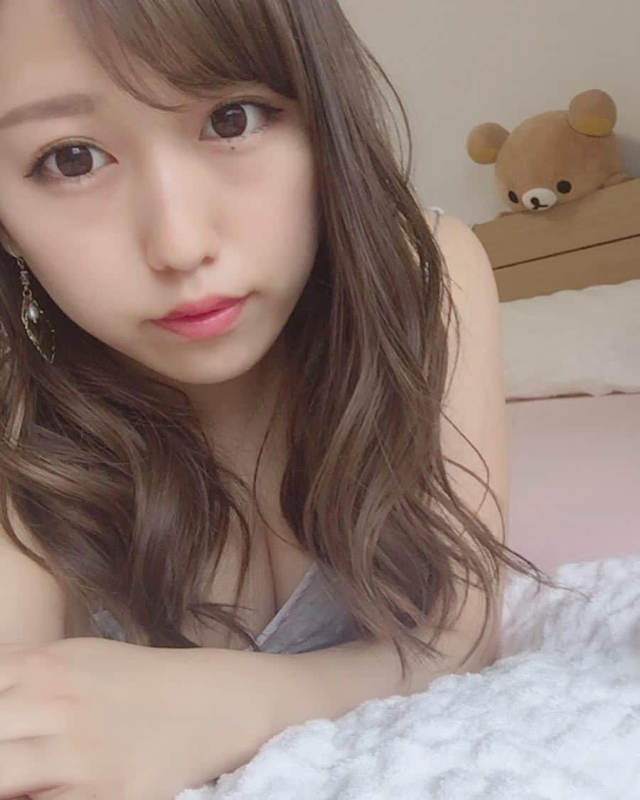 里美まゆのインスタグラム：「🌜 驚くほど更新してませんでしたごめんなさい🙇🏻今日は撮影でした〜早起きだったからもう寝るよん。おやすみ🌜💓ちらり谷間。 #AV #撮影 #谷間 #自撮り #おやすみ」