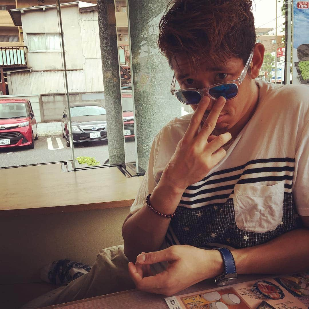 波多野豪さんのインスタグラム写真 - (波多野豪Instagram)「ご飯来てます😎 #写りたがりな先輩 #実は #オネエ座り #木木 #ファッション素晴らしい #手もでかい #fctokyo#tokyo#go」6月11日 13時49分 - gohatano50