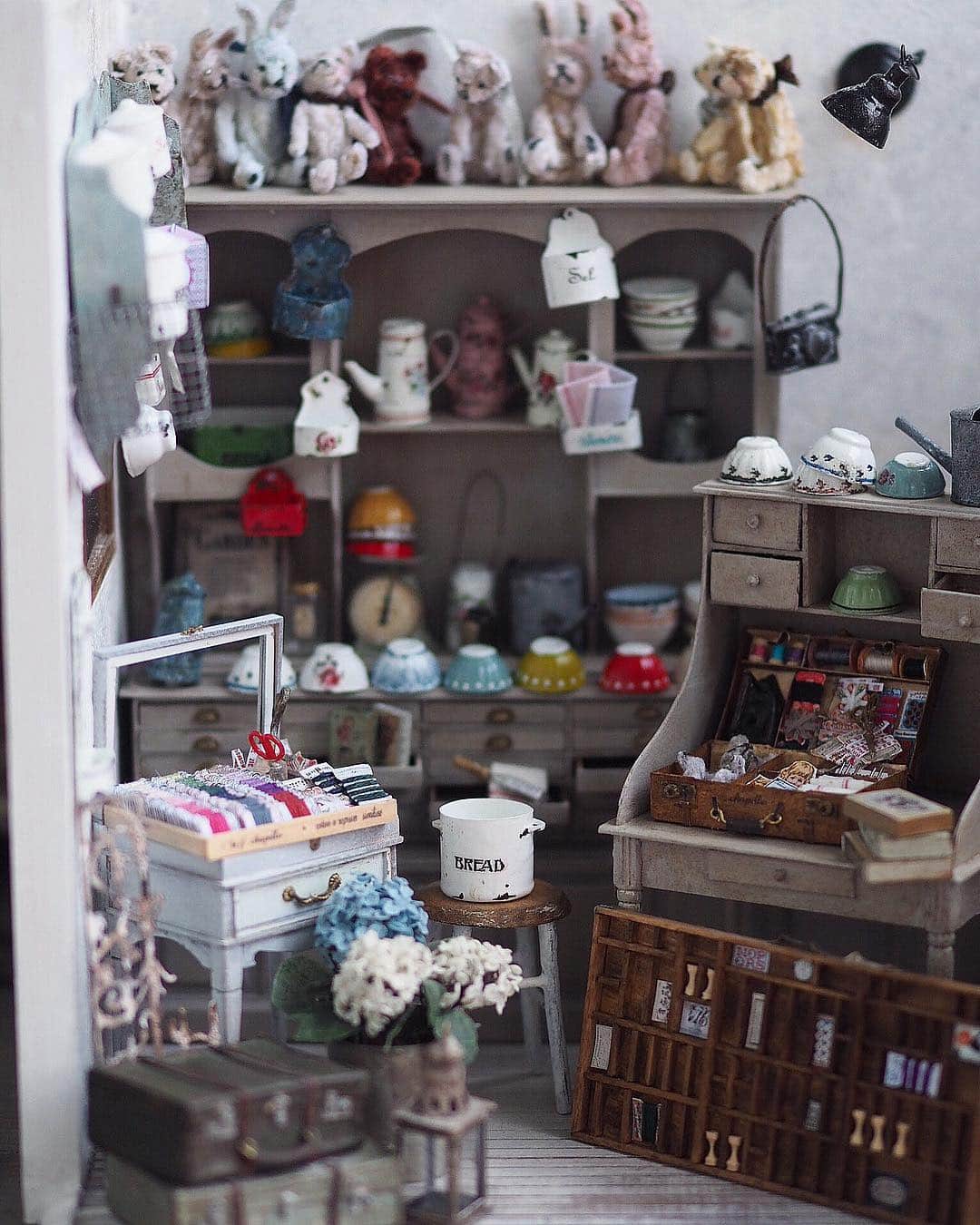 のインスタグラム：「❤︎ ・ original handmade miniature size 1/12 ・ ミニチュア 雑貨屋さん。 ・ ・ ・ ・ ・ ・ #ミニチュア#miniature#dollhouse #antique  #Frenchdecor #Frenchdecor#ハサミ  #✂️#アンティーク風 #Pairofscissors #Sewing #Bobbin  #AntiqueRibbon#紫陽花 #ベア#糸巻き#手芸セット#ボタン #Bobbin  #button#bear#雑貨屋さん #カフェオレボール #bear#テディベア #ホウロウ#キッチン雑貨」