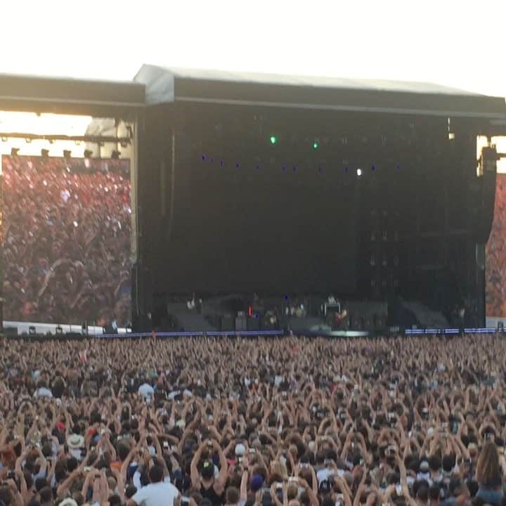 エミリオ・アウデロのインスタグラム：「You know where you are?? You're in the jungle babe.. you're gonna die!!! ☠️🤘🏼⚡️ #notinthislifetime #gunsnroses WHAT A NIGHT! 👏🏻 @faithimanstar」