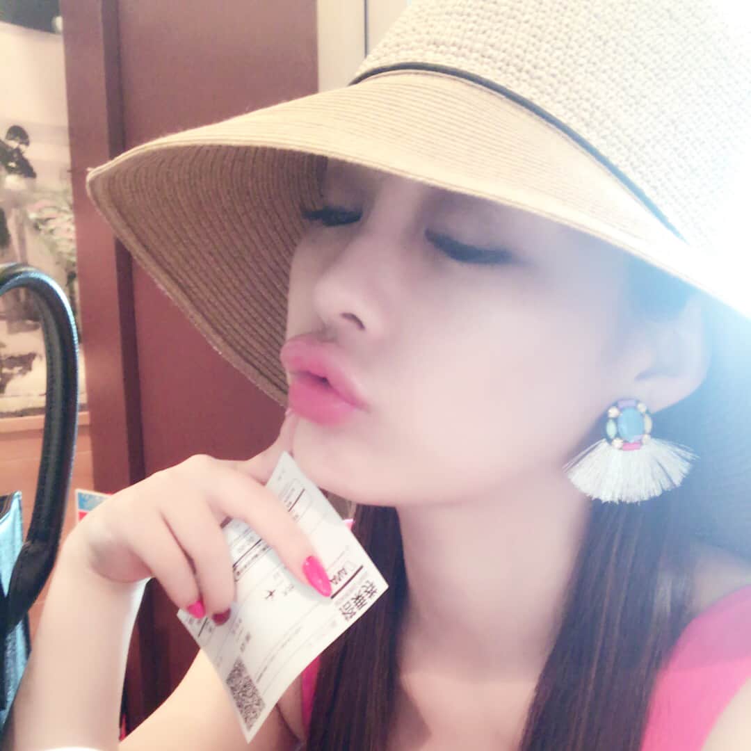 美馬怜子さんのインスタグラム写真 - (美馬怜子Instagram)「うー朝からテンション下がることが😵 スタバのサンドイッチやけ食いしちゃったよ💦笑 早く飛行機乗りたーーい✈️ . #今日は飛行機 #ショートトリップ #でも今はテンション超低い #ana #えーん #嘘でしょ #やけ食いw #スタバサンドイッチ #グルテンフリー生活してた #涙目 #ストレスはダイエットの敵 #shorttrip #hanedaairport #imsosad #so #gotostarbucks」6月11日 9時28分 - mimaryoko