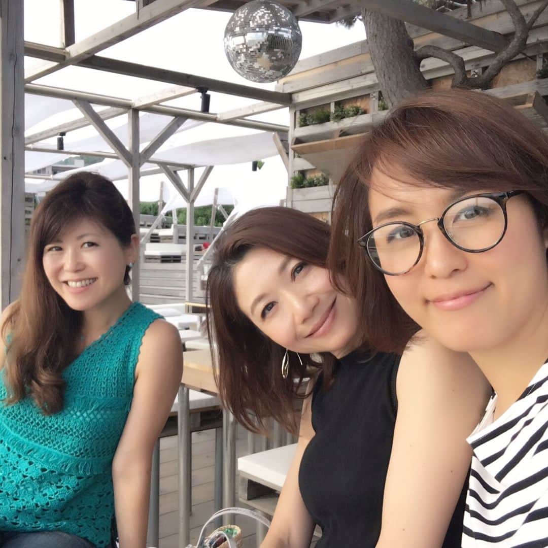 市橋有里のインスタグラム：「おはようございます✨とある休日しょっと。ドライブしたい！海がみたい！欲が抑えられず行ってきました◡̈⃝ちょうどサンセットの時間に✨この中で運転うまい人が1人、さて誰でしょ⁈wいつまでもフットワーク軽くいたいですね♪ #とある休日 #ドライブ #海  #かぷちーの」