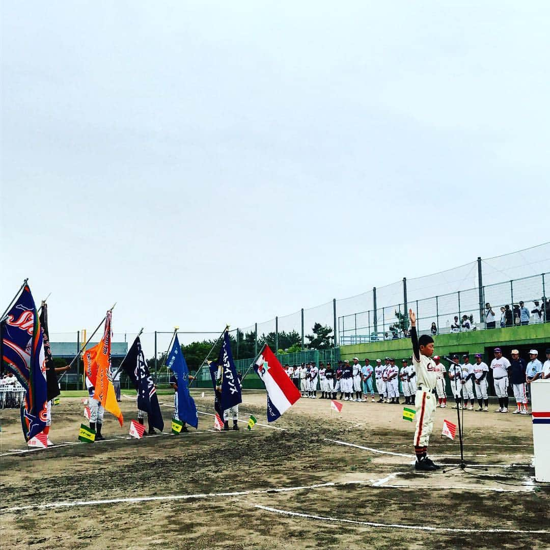 丸山穂高のインスタグラム：「来賓として様々なスポーツ大会に招かれます。写真は本日の少年野球大会での選手宣誓の一コマ。曇り空すら吹き飛ばしてくれそうな爽やかなる宣誓でした。 #少年野球 #宣誓式」