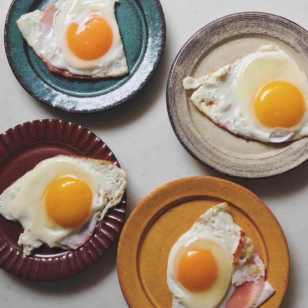 akoのインスタグラム：「sunny side up! 朝ごはん（の一部）でこんにちは 楽しい日曜日になりますように☺︎」