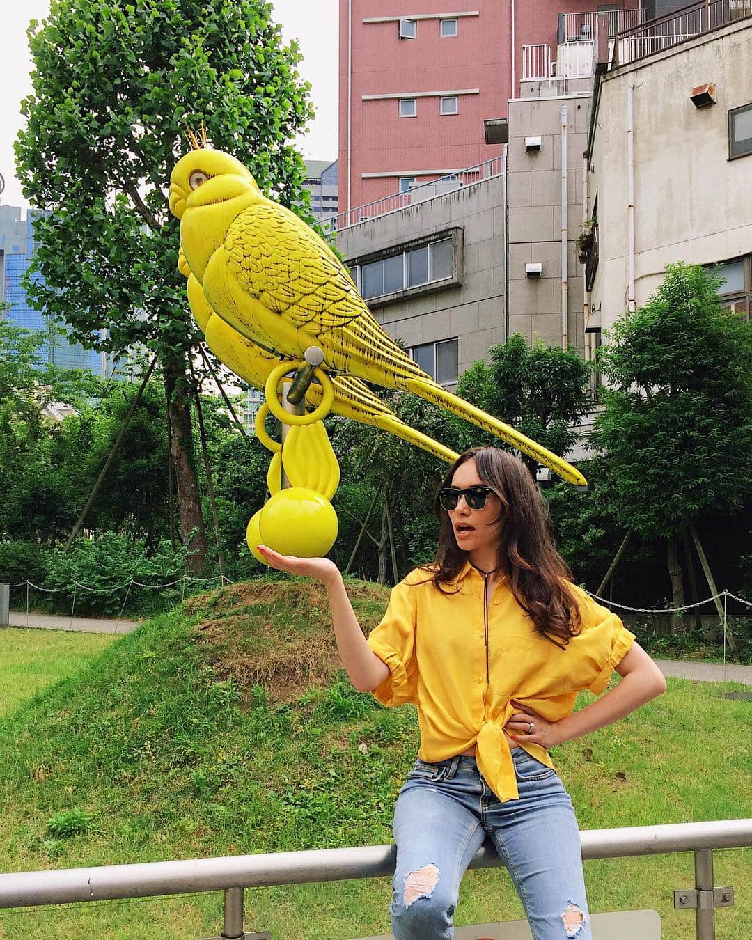 シャウラさんのインスタグラム写真 - (シャウラInstagram)「When life gives you lemons...🍋🍋 たまたま遭遇してしまったので。。。🐤🐤 #tokyo #japan #style #reTWEET #birds #yellow #黄色」6月11日 22時06分 - shaula_vogue
