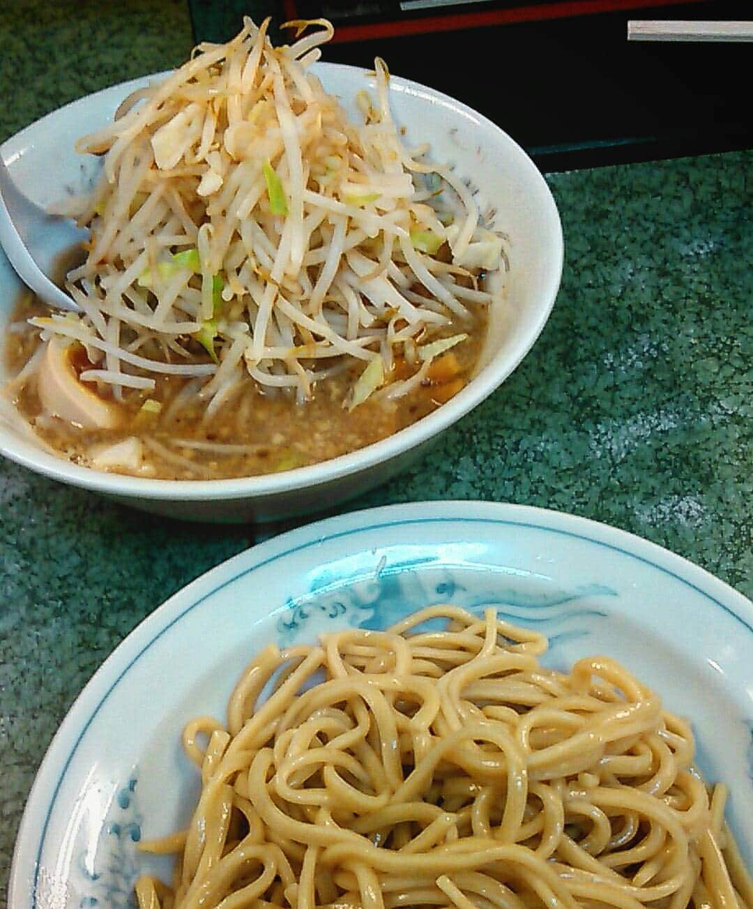 旅とラーメンのインスタグラム：「ラーメン二郎新宿小滝橋通り店　@新宿　小つけ麺850円 酸味のあるつけ麺#つけ麺#ラーメン二郎#ラーメン#ラーメンインスタグラマー#ラーメン倶楽部#ラーメン二郎新宿小滝橋通り店」