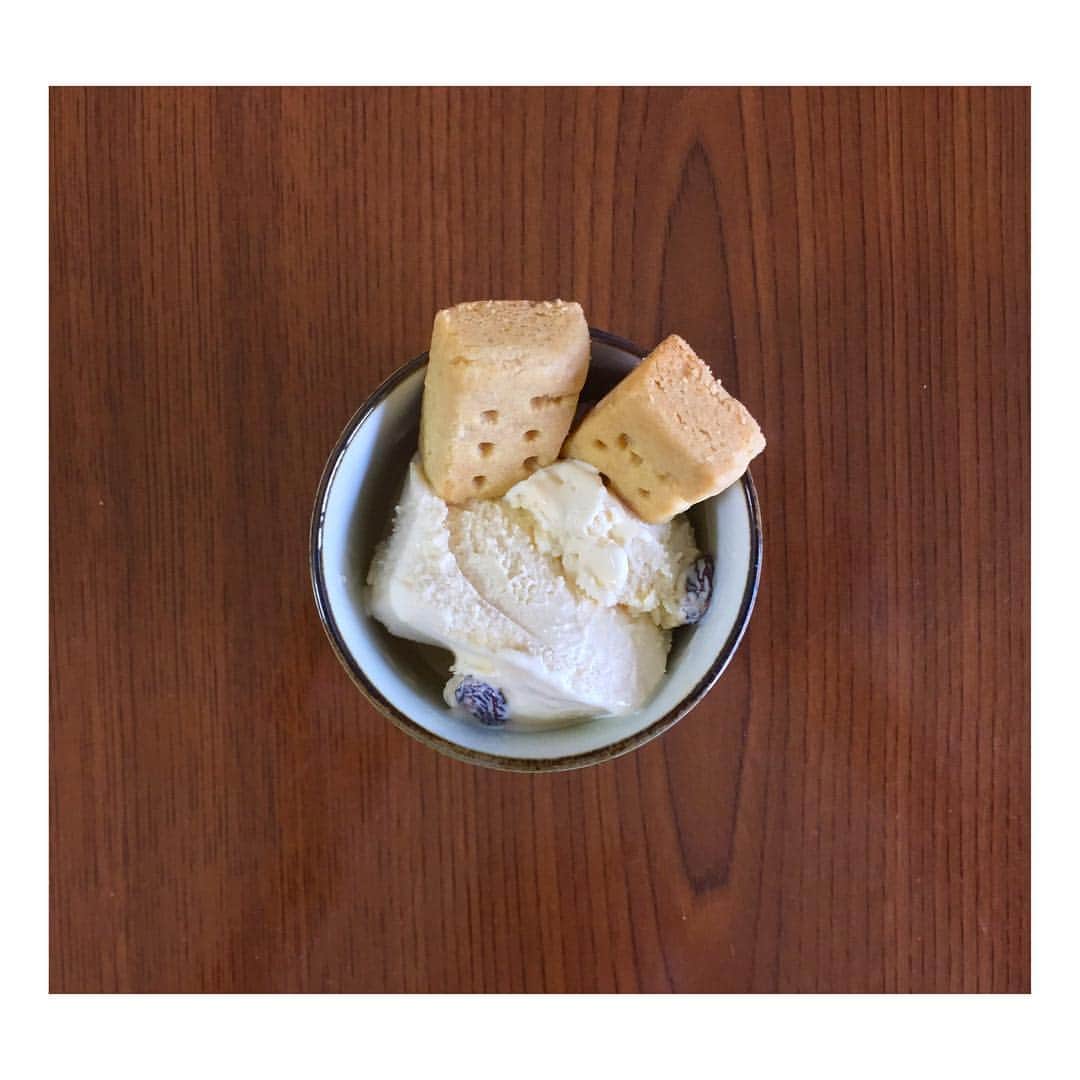 東麻美さんのインスタグラム写真 - (東麻美Instagram)「アイスは濃厚派🍨 ラムレーズンにwalkersのショートブレッドをぐさっ🥄😋 ・ #おやつ#デザート#アイスクリーム#walkers#ショートブレッド はさりげなく無添加」6月11日 18時37分 - asamihigashi