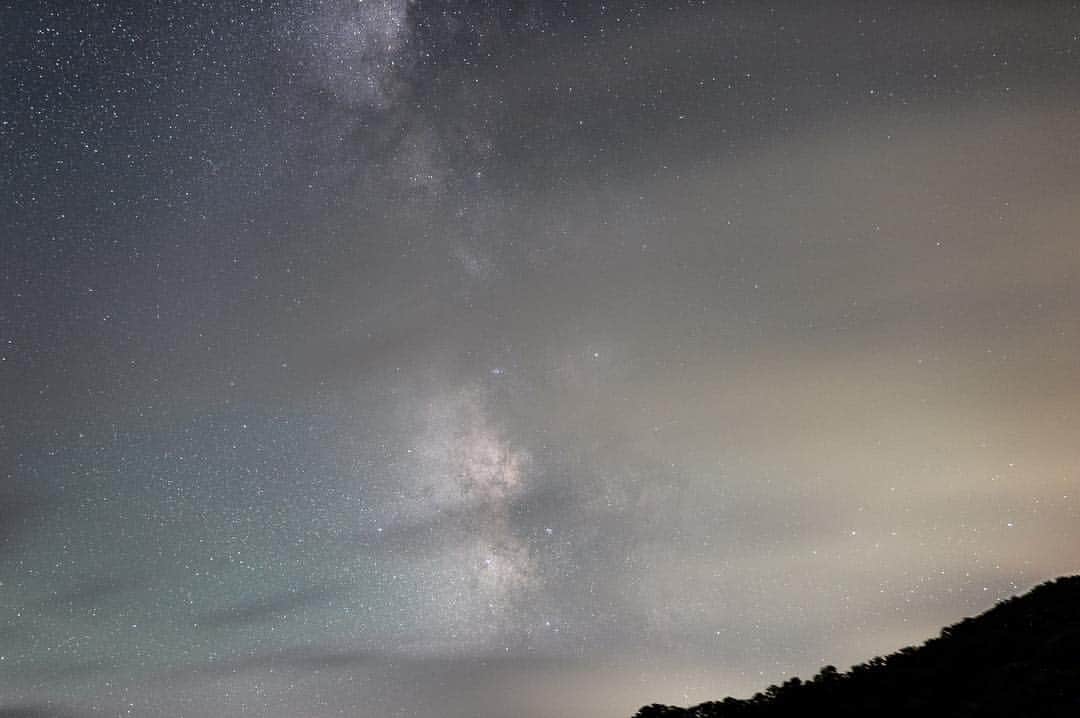 オムのインスタグラム：「* * milky way. * * * これは、分かりにくいでしょうが、夜空です。天の川です。 どうか薄雲にばかり目がいかないでください。 * 瀬戸内海の島に行きたいなぁ。 …旅行したい✨ ※ ※ #awesome_earthpix #awesomeearth #allnatureshots #artofvisuals #amazingtrips #allshots_ #beautifuldestinations #bevisuallyinspired #beauty_of__nature_ #best_photogram #bestoftheday #big_shotz  #exklusive_shot #epic_captures #explorejapan  #global_highlights #global_hotshotz #hueart_life #hot_shotz #instanaturefriends_ #instagramersgallery #instagoodnextvip #ig_photooftheday #instagramjapan #infinity_shotz #peoplescreatives #way2ill  #theIMAGED」
