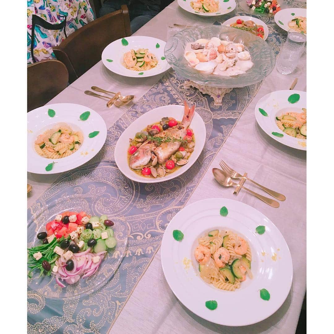小林恵美さんのインスタグラム写真 - (小林恵美Instagram)「Cooking lesson👩‍🍳💓 @miyumiyukitchen14  #グリークサラダ #エビとズッキーニのパスタ #アクアパッツァ」6月11日 21時25分 - emichan0101