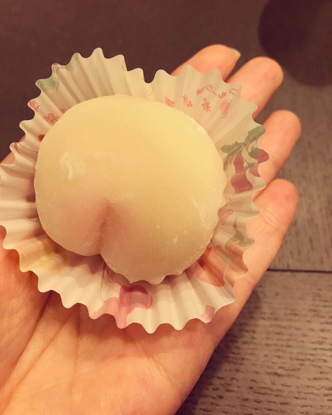 五月女ケイ子のインスタグラム：「お尻みたいな桃の大福いただきました。すごく美味しかったです。」