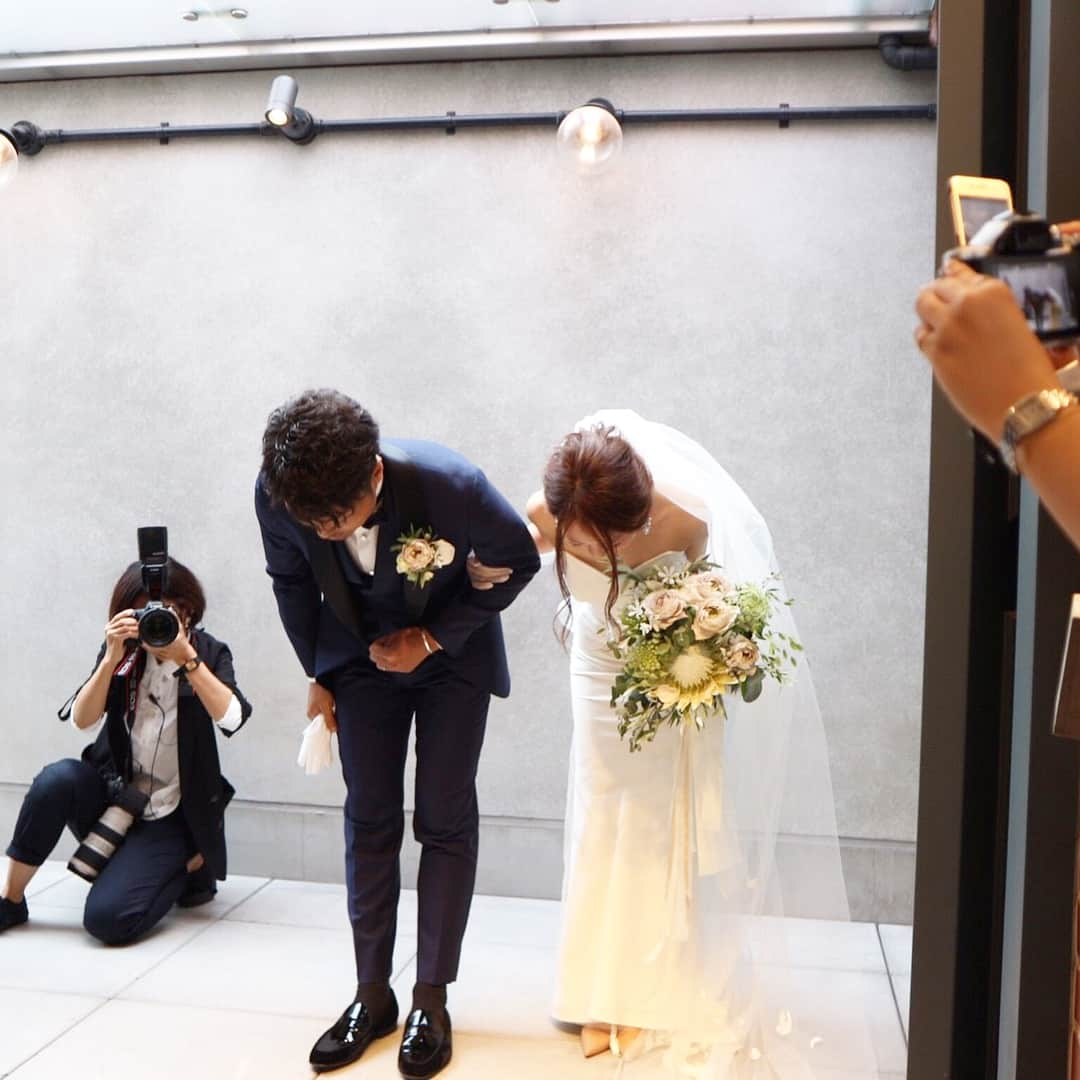 李 雨瀟さんのインスタグラム写真 - (李 雨瀟Instagram)「💐Happy wedding💐 . 週末は大切なお友達、磯部奈央ちゃんの結婚式でした。 横浜に新しく出来た西海岸風の式場でオシャレすぎるウエディング✨ 2人らしい式で楽しさと感動が満載👏 写真や演出、一つ一つにゲストのみんなが楽しめるように一生懸命準備したんだな〜と思うとそこにも涙です。 そして何より花嫁が綺麗すぎてため息がでます😂✨ . . なおちゃんとは語りきれないほど思い出がいっぱい。 海外のお仕事もたくさん行ったよね💓 いつも笑顔が耐えず一緒にいるとお腹がよじれるくらい笑います🙋 女神のような美しさと天使のような笑顔でこれからも梅ちゃんを癒してあげてねっ♡ 美男美女で出会った頃からずっと仲良い親友のようなカップルで本当に大好きな2人💓 これからも末永ーくお幸せにねっ❤️ . . #Happywedding #wedding  #weddingparty #beautifulwedding  #fullfilling #fullfillinglife #party #うめなおwedding #美男美女 #結婚式 #挙式  #オシャレウエディング #大好きな2人 #幸せ #幸せをありがとう #胸がいっぱいです」6月12日 0時22分 - yuisho_ri