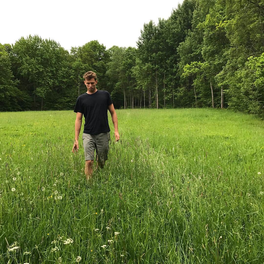 トーマス・フレイザー・ホルムズのインスタグラム：「🚶🌾」
