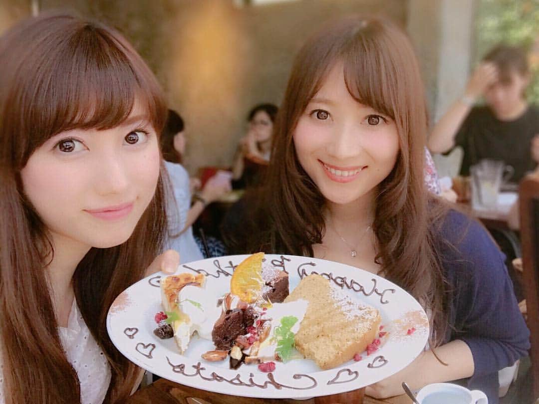 佐倉知里のインスタグラム：「🍰🎉🎀 . 先日の典子とランチ🍴 お祝いしてくれたあ (´･ω･`)💓 . 12歳から一緒で 中学時代からよく一緒に遊んでた仲良しさん(*´꒳`*)✨ 他校の文化祭行くときはいつもこのペア😍笑 . お嬢様で頭が良くてしっかりものののりこは、こんなに綺麗なのにかなりのいじられキャラという愛されるお方。 彼女の変顔のプリクラは私の胸にしっかり刻んであります。そんなあなたが大好きです。 . ありがとう💛💛💛 . . #品女 #女子校万歳 #ありがとう💕 #幸せ者です私は #ハッピー野郎 #🤗🌸」