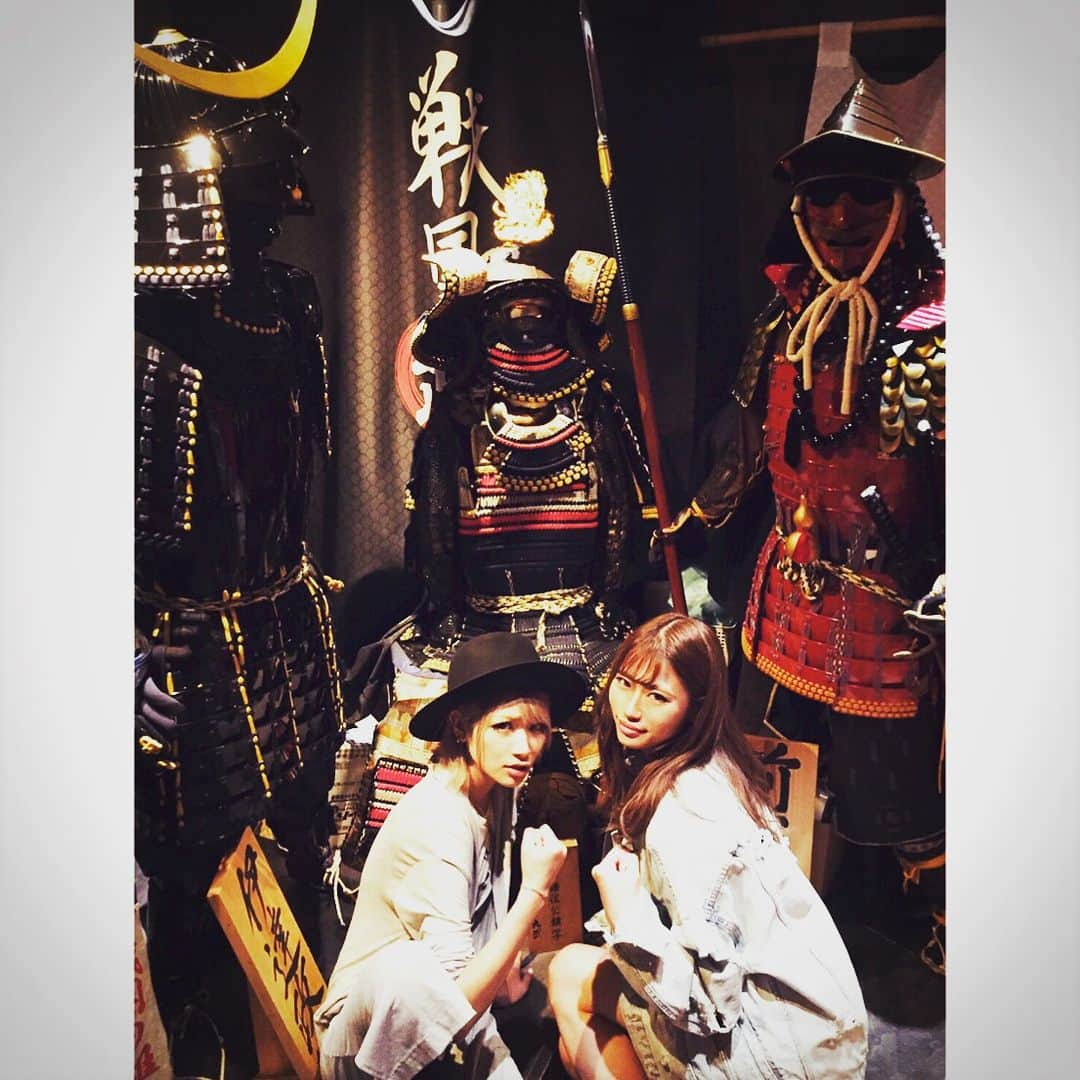 高橋由真さんのインスタグラム写真 - (高橋由真Instagram)「元気チャージ🤘❤️ ちと久々のゆま愛ーー(*´꒳`*) 田中の生誕を祝したでござる㊗️ 戦勝！万歳！🍻💕 時間足りない！話止まらない！ お友達歴はもうすぐ10年経つけど相変わらず大好きだよー😘❤️ オリジナルプレゼントは7年目。 今年は実用的なプレゼントにしたんだ♡ 喜んでくれて感謝感謝👏✨ . #friends #ゆまち #愛奈 #ゆま愛 #egg #大人になりました #love #大好き #happy #戦国居酒屋 #武勇伝 #鎧 #武将 #戦国 #イケメン戦国  #コラボ #ビックリ #戦勝万歳」6月12日 11時22分 - yumachi1021