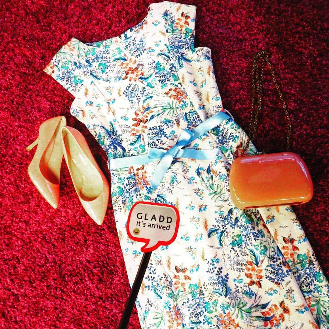 GLADD公式Instagramのインスタグラム：「GLADDでトータルコーデ◎　ボタニカルなワンピにリボンベルトのウエストマークでスタイルアップ♪　バッグとパンプスはサーモンピンクで合わせて大人可愛く♡ #ootd #outfit #LA_RINELLE #style #summer #dress #GLADD #大人コーデ #paris #mygladd」