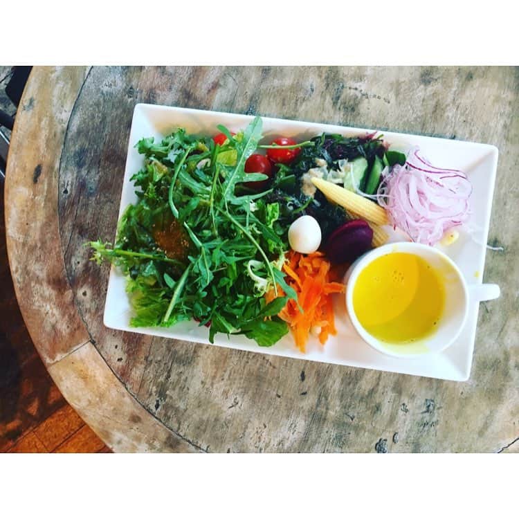 本島彩帆里さんのインスタグラム写真 - (本島彩帆里Instagram)「いつかのランチプレート。 これに、ポークステーキも食べました＾＾ * そして食後にハーブティー。 * やっぱり緑の濃い野菜をたくさん食べてるときは俄然身体が軽いです。☺️ * #lunch #eatclean #eat #diet #japan #japanesefood #cooking #サラダ #スープ#カフェ#ごはん #ワンプレート #昼食 #ランチ #サラダバー#ダイエット#美容#美フード」6月12日 11時45分 - saori_lifestyle